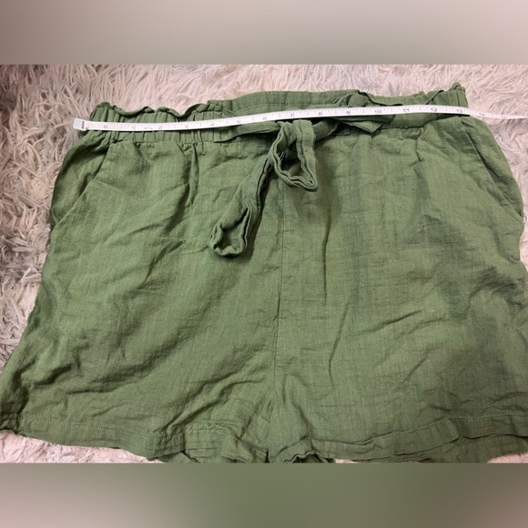 Belted Green Cotton shorts Size Large - Picture 3 of 6